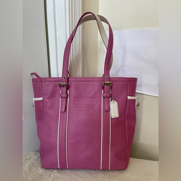 Coach Handbags - Coach LeatherWare tote Bag like new